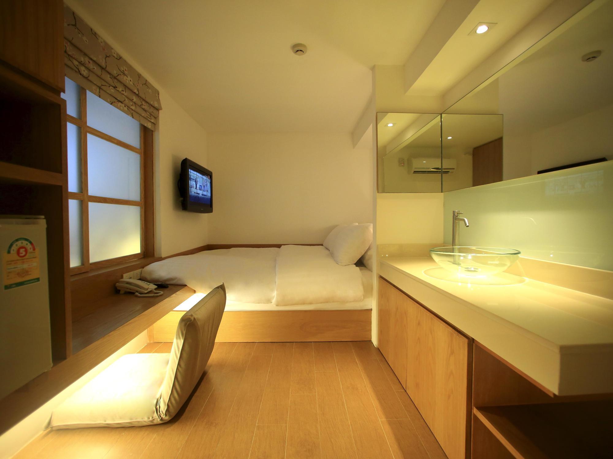 Silom One Hotel Bangkok Exterior photo
