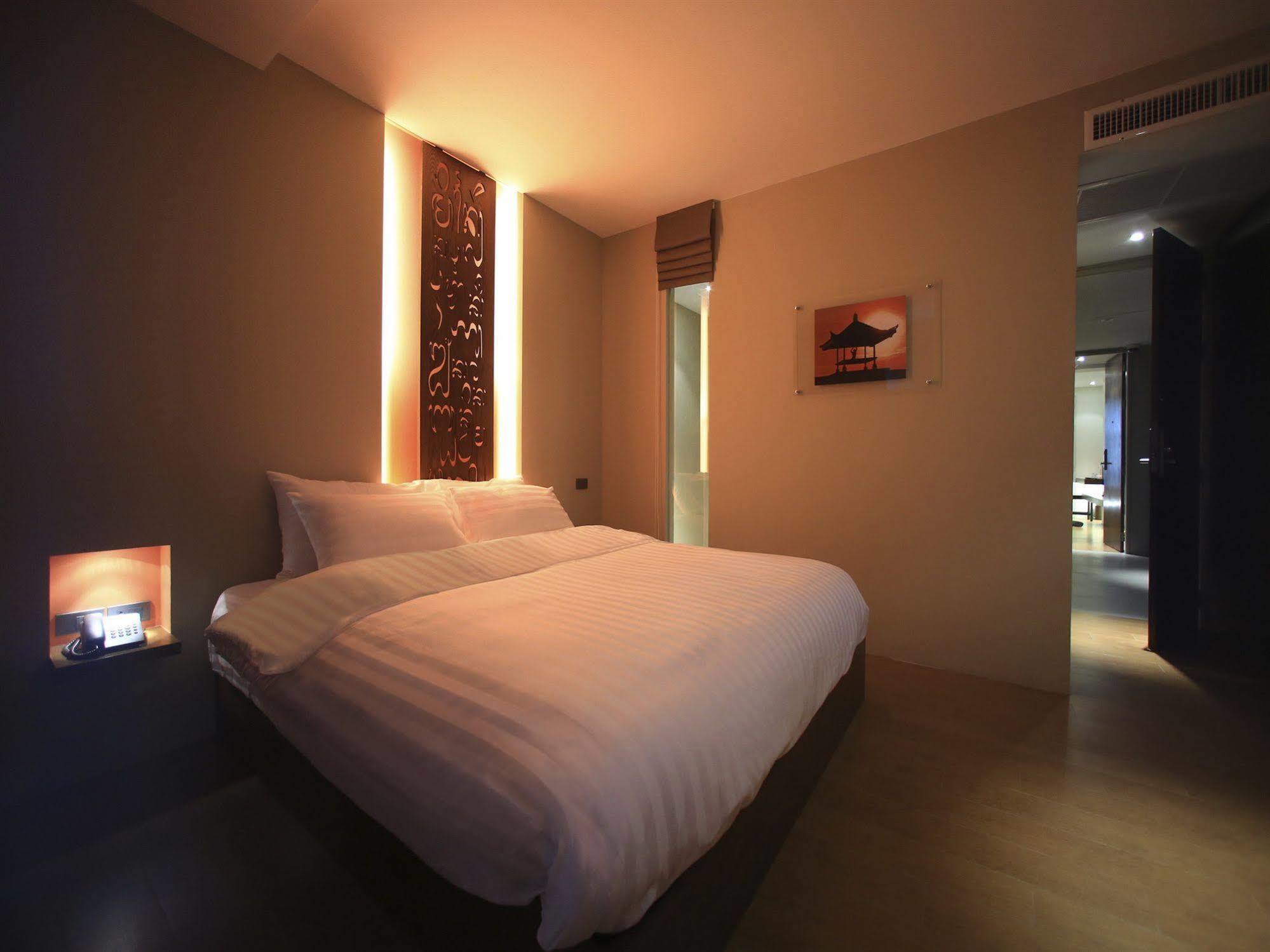 Silom One Hotel Bangkok Exterior photo
